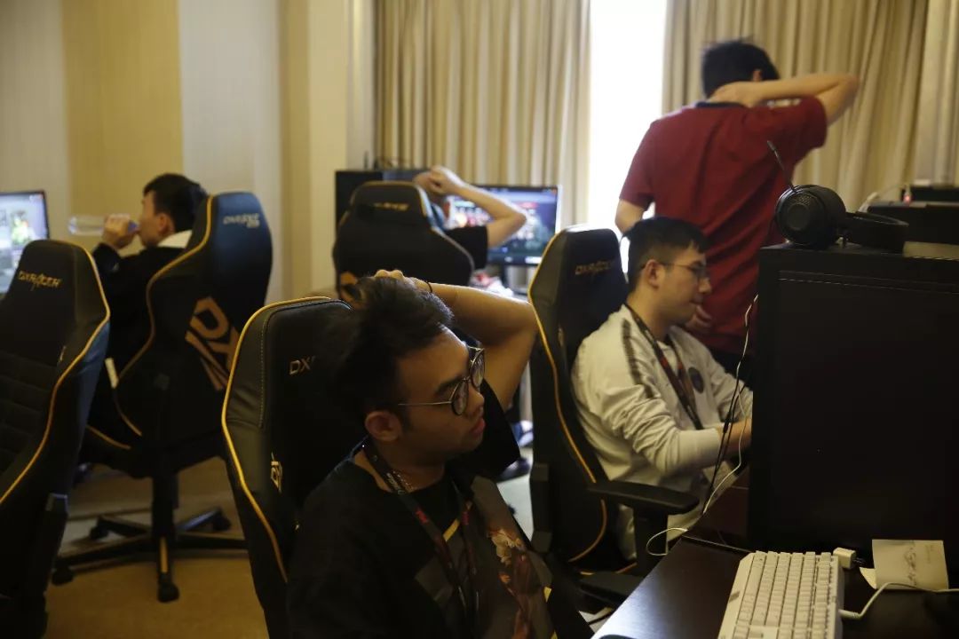 Uzi夏季赛复出后，分别使用了五个不同的英雄砍下五个MVP