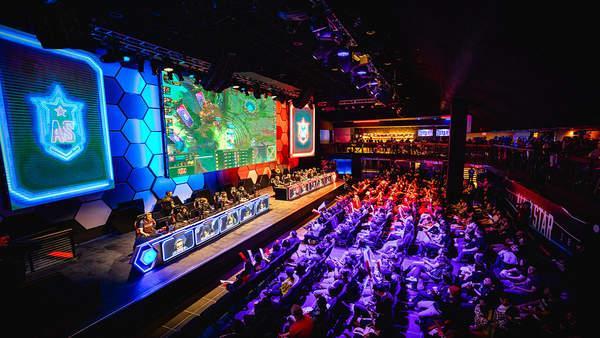 对手在LPL十周年舞台再次相遇，一起见证新十年首冠，无畏竞巅峰！